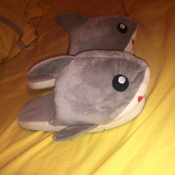 Shark slippers - Picture 2 of 5